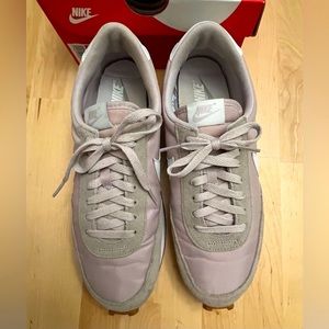 NIKE WOMEN’S DAYBREAK